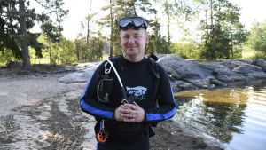 Peter Söderlund och andra i dykarföreningen hjälper årligen också till att plocka skräp i vattnen kring badstränder i Raseborg. Dykarklubben Pirayas ordförande Peter Söderlund vid Gumnäs strand i Pojo.
