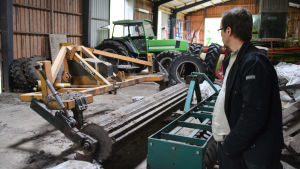 Mattilas traktor går på biodiesel. Maskinhall med traktorer och olika maskiner