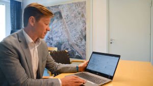 Stadsplaneringschef Dan Mollgren visar detaljplanen för området. Man ser på en dator