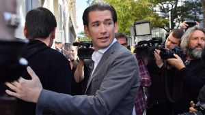 Enligt rundradiobolaget ORF:s prognos får Sebastian Kurz österrikiska folkparti ÖVP omkring 37 procent av rösterna. Sebastian Kurz bland journalister.
