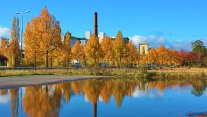 Åbolands finaste höstbild kom från Reso. Fabrikspipa och höstfärgade lövträd speglas i vatten i Reso.