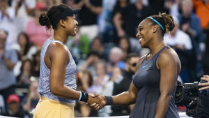 Naomi Osaka och Serena Williams tog sig båda in på listan i år. Naomi Osaka gratulerar Serena Williams.