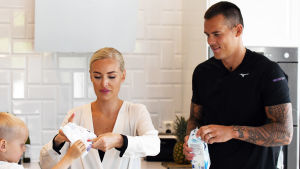 Dominic, Sara och Nico hemma i köket i Karis. Nico Rönnberg med frun Sara och sonen Dominic hemma i köket.