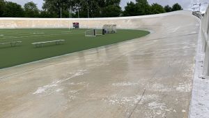 Velodromen i Helsingfors byggdes för de olympiska spelen, men börjar nu vara i dåligt skick. "Ifall det regnar måste tävlingarna skjutas upp, eftersom banan blir för hal för att vara säker", förklarar Ida Sten. Velodromen i Helsingfors. Betongen är sliten och våt av regn, och i mitten finns en grön gräsmatta gjord för amerikans fotboll.