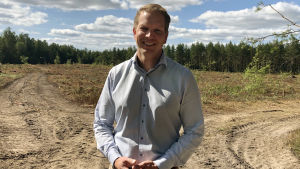 Frank Hoverfelt berättar att bolaget noggrant tänkt över ifall det är vettigt att hugga ned skog för att ge plats åt bygget. en man kring trettio år i en ljudblå kragskjorta.