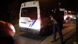 Brottet rapporteras ha skett i Conflans Saint-Honorine, en förort väster om Paris. En beväpnad man står framför en polisbil