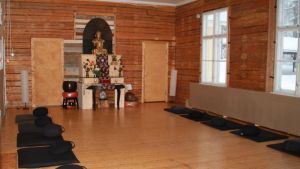 Den gamla gymnastiksalen har blivit meditationssal. De gamla stockväggarna har tagits fram och golvet förnyats. En meditationssal i gamla Sannäs skola som Helsinki zen-center nu äger.