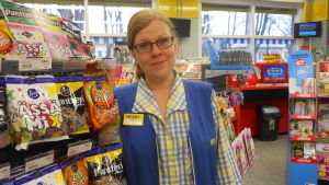 Mona Tallberg, chef i R-kiosken. Mona Tallberg invid en godishylla.