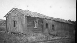 Ladugården och torpet vid Granvik Mellangård. Fotograferat cirka 1960, framkallad 2015. Ladugården och torpet vid Granvik Mellangård. Fotograferat cirka 1960, framkallad 2015.