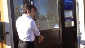 Ahmad Roohanis dörr har blivit nersmetad med majonnäs. Dörren till Roohanis restaurang har smetats ner med majonnäs.