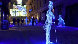Sofiegatan i Helsingfors. Domkyrkan i bakgrunden. Festivalen Lux på Sofiegatan i Helsingfors. Domkyrkan i bakgrunden.