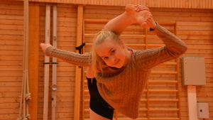 Mette Palkorana tog silver i showdans i VM-tävlingarna. 13-åriga Mette Palkoranta gymnastiserar i en gymnastiksal.