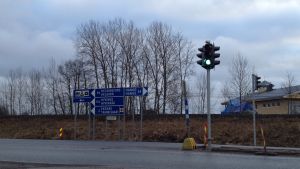 Lösningen med trafikljus i Ekenäs är en halvmesyr, tycker Rajalin. trafikljus i korsning