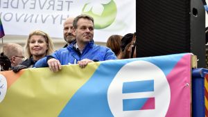 Helsingfors borgmästare Jan Vapaavuori deltog i Prideparaden den 1 juli 2017.