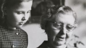 Hilma Granqvist med brorsdottern Ulrica Sandqvist, fotograferad av Hufvudstadsbladet. Brorsdottern Ulrica Sandqvist (född Granqvist) ser med Hilma Granqvist på hennes stipendium. Foto taget av ett originalfotografi ur Ulrica Sandqvists samling.
