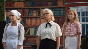 Merja-Liisa Heikkinen (i mitten) tolkar Miina Sillanpää. personer i teaterpjäs
