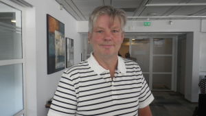 Utredare Richard Palmer säger att arbetslöshet och fattigdom går hand i hand. Foto: Nina Smeds Ålands radio och tv Richard Palmer från Ålands statistik- och utredningsbyrå