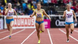 Hanna Wiss (t.v.) slutade femma på Stockholms stadion bakom bland annat Aino Pulkkinen och Elin Östlund. Aino Pulkkinen, Elin Östlund och Hanna Wiss springer 200 meter, Sverigekampen 2017.