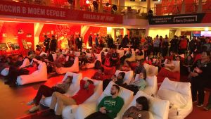 Publiken följer med konståkningen vid Sports House. Publiken tittar på konståkning vid Sports House i Gangneung.