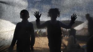Palestinska barn i tältby öster om Jabalia i Gaza vid gränsen mot Israel 30.3.2018. Palestinska barn i tältby öster om Jabalia i Gaza vid gräsnen mot Israel 30.3.2018.