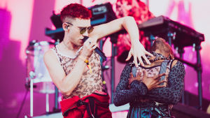 Olly Alexander tanssitti ja tanssi Ruisrockin perjantai-illassa. Olly Alexander ja tanssija Ruisrockissa.