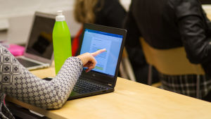 En andra stadiets utbildning kan bli dyr då böcker, block, pennor och annat studiematerial ska betalas ur egen ficka. Anteckningar på en dator