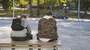 Att lära sig lösa konflikter utan att ta till våld kan vara en stor utmaning för en ung person som vuxit upp med våld som problemlösningsmodell. Juntu-projektet lär våldsamma unga nya kunskaper i livet för att de en dag ska kunna fungera utan våld. Ryggarna på två ungdomar