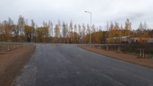 Vy längs Ålövägen mot Skärgårdsvägen. I bakgrunden syns skolcentret, Centralidrottsplan och Pargas ishall.
