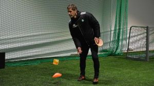 Stefan Strömborg förbereder sitt första träningspass. Stefan Strömborg tränar Pargas IF:s fotbollslag.