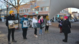 Niina Kuorikoski (i röd mössa) ordnade demonstrationen mot pälsdjurshållning Niina Kuorikoski (i röd mössa)demonstrerar mot pälsdjurshållning i Karleby