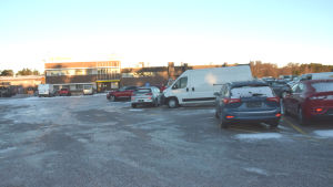 I juni 2015 började SE Mäkinen operera Aro Vehicle logistics tidigare verksamhet i frihamnen i Hangö i den här bruna byggnaden. Aros personal flyttades över till SE Mäkinen som gammal personal. Bilar utanför en av SE Mäkinens hallar i Hangö.
