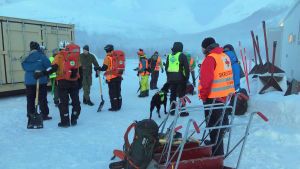 En del av räddningsmanskapet i väntan på att flygas upp på Blåbærfjellet. På bild syns också både spadar och snöskottor som kommer att användas under torsdagens arbete. En del av räddningsmanskapet i väntan på att flygas upp på Blåbærfjellet.