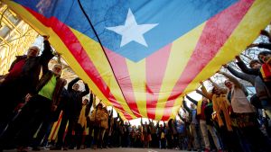 Estalada Blava var en viktig del av protesterna. Demonstranter håller i katalanska flaggan med kameran fotograferar under den.