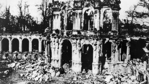 Palatset Zwinger i Dresden i ruiner efter engelsk-amerikanskt bombardemang av staden 1945 i slutet av andra världskriget. Palatset har återuppbyggts. Palatset Zwinger i Dresden i ruiner efter engelsk-amerikanskt bombardemang av staden 1945 i slutet av andra världskriget. Palatset har återuppbyggts.
