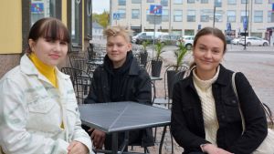 Från vänster Emilia Melén, Elmer Skog och Lisa Rönnberg ser fram emot kvällens premiär. Lisa Rönnberg, Elmer Skog och Emilia Melén