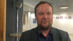 Conny Granqvist (SFP) anser att det finns möjlighet för ägarkommunerna Pargas och Kimitoön att lämna in besvär. Conny Granqvist står i en korridor.