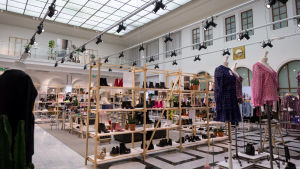 En liten ökning syns inom handeln. Klädbutik i köpcentret Galleria Esplanad i Helsingfors.