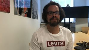 Juha-Matti Katajajuuri är specialforskare på Naturresursinstitutet. Porträtt på Juha-Matti Katajajuuri i ett mötesrum.