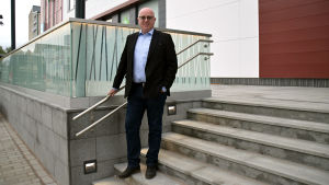 Lohi tar inte kål på de mindre butikerna, menar Tom Gammals. En man i mörk kostym på en trappa til en stor vit byggnad.