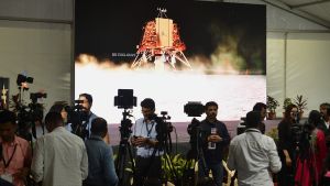 Många journalister var med och bevakade den historiska händelsen. Journalister som bekavar månlandningen av Chandrayaan-2.