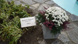 Marmorskulpturen är skapad av bildkonstnär och skulptör Matti Haupt. En plakett som det står Matti Haupt 1953 och sedan hans födelse - och dödsår 1912-1999. Plaketten finns utomhus, på marken invid en fontän i Ekenäs.