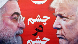 Utrikespolitiken, konflikten med USA, har lätt Iran till ett läge där de konservativa vid makten sluter leden under hot. Framsidan på en iransk tidning där Irans president Hassan Rouhani och USA:s president Donald Trump stirrar stint på varandra. Texten på persiska lyder "öga mot öga".