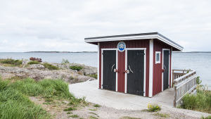 HSR rf har närmare 200 Sällestationer runtom o landet. Rödmålat utedass i skärgården