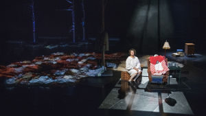 Laaja kuva. Heidi Heralan näyttelemä Everstinna istuu yöpaidassa arkun päällä, vieressä avautuu pimeä suo.