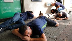 Israeler lade sig ner på marken för att ta skydd under en raketattack i Ashkelon, i södra Israel på onsdagen. Israeler lade sig ner på marken för att ta skydd under en raketattack i Ashkelon, i södra Israel på onsdagen.