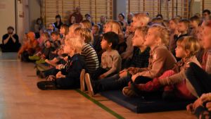 Barnen lyssnade noga och deltog aktivt i BUU-showen. Barnen fick följa med showen och hjälpa BUU-ledarna hitta den försvunna julkulan.