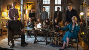 Knives Out har en imponerande rad av kända skådespelare, här på bilden bland annat Jamie Lee Curtis, Toni Collette, Chris Evans, Don Johnson och Michael Shannon. Uppställda för fotografering. Donna (Riki Lindholm), Walt (Michael Shannon), Meg (Katherine Langford), Joni (Toni Collette), Ransom (Chris Evans), Great Nana (K Callan), Jacob (Jaeden Jaeden Martell), Richard (Don Johnson) och Linda (Jamie Lee Curtis).