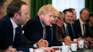 Storbritanniens premiärminister Boris Johnson vill ersätta det nuvarande kärnavtalet med ett "Trumpavtal." Boris Johnson sitter vid ett bord med sina regeringskolleger på bägge sidor.