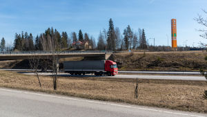 Godstransporter kör som vanligt men annars har det varit glest med bilar på motorvägen i Lovisa. Långtradare på tom motorväg