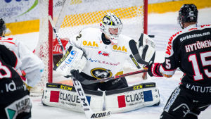 På annandag jul gjorde Blomqvist sin första match från start i ligan. Joel Blomqvist räddar ett skott i en match mot JYP.